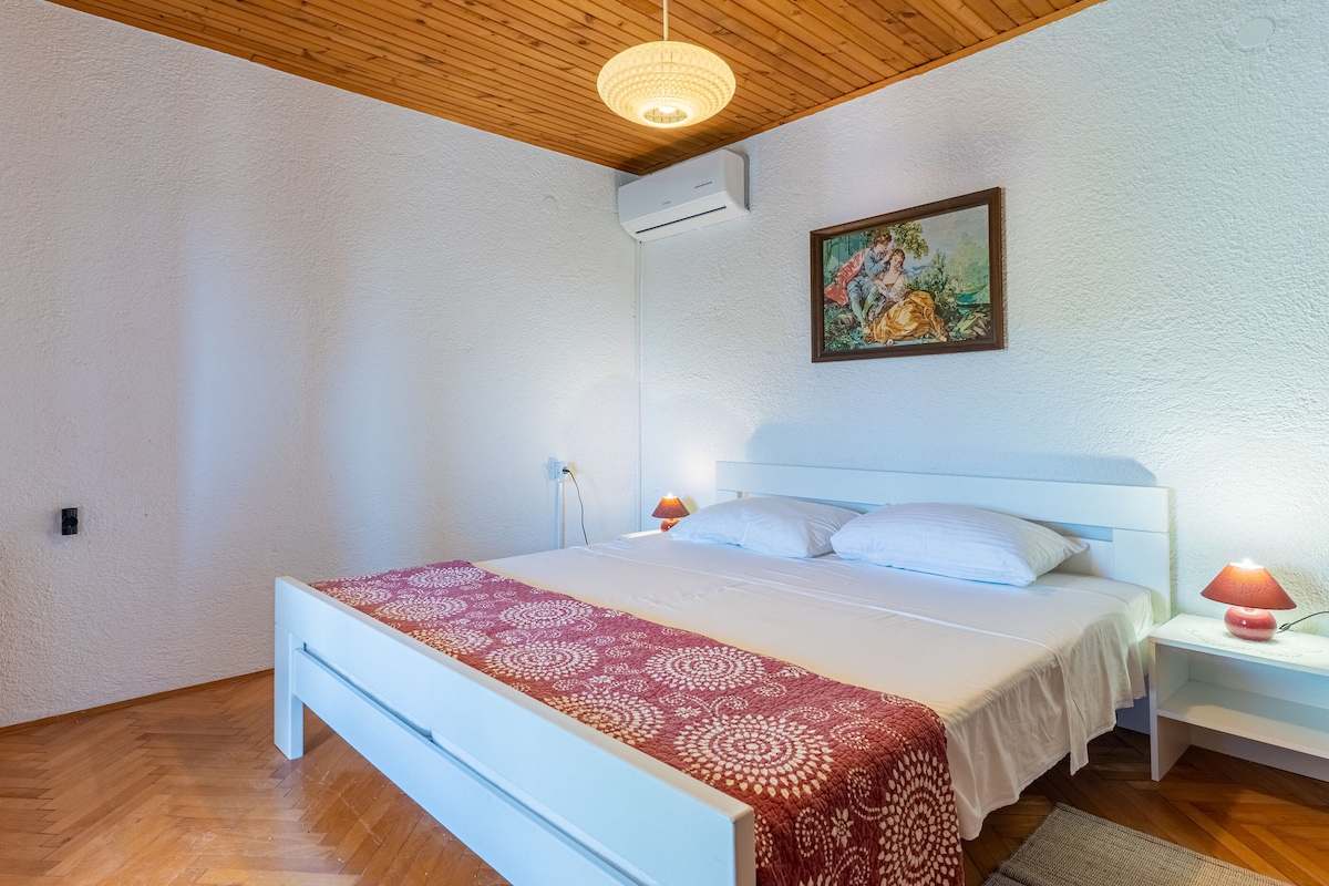 Дневна соба Кујна и трпезарија Спална соба Тераса Бања