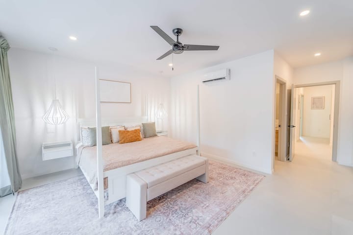 غرفة نوم رئيسية مع فناء - بيت حديث بالقرب من شاطئ ريدز باي بربادوس