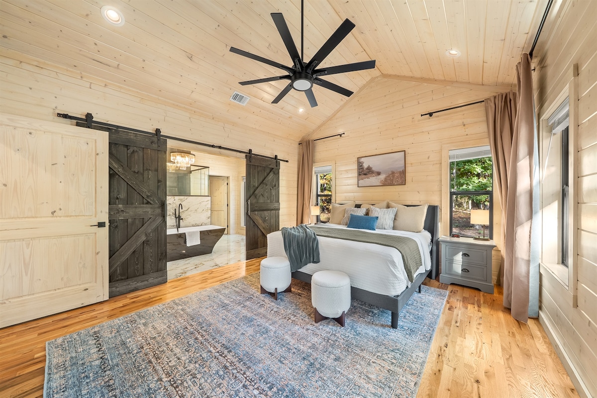 تم تصميم غرفة نومك على طراز المجلة للراحة والاسترخاء. تتميز بالإضاءة الطبيعية والتفاصيل الفاخرة التي تدعوك للاستقرار والاسترخاء.