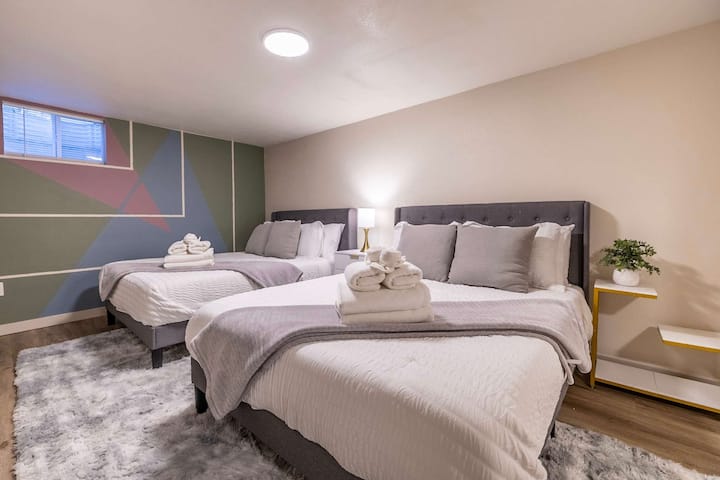 หลังจากผจญภัยหรือใช้เวลาอย่างเงียบสงบทั้งวัน ห้องสวีทนี้ต้อนรับคุณกลับบ้าน - เตียงควีนไซส์สองเตียงที่ตกแต่งด้วยผ้าปูที่นอนที่สะอาดตา พร้อมให้คุณได้พักผ่อนอย่างสบาย