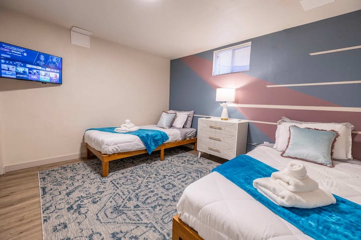 ล่องลอยไปสู่ค่ำคืนอันสงบในห้องสวีทที่มีเสน่ห์นี้ ที่ซึ่งเตียงเดี่ยวสบายๆ 2 เตียงพร้อมเครื่องนอนนุ่มๆ รอคุณอยู่ ล้อมรอบด้วยการตกแต่งที่ทันสมัยและตัวเลือกความบันเทิงที่พิถีพิถัน ทุกช่วงเวลาที่นี่สัญญาว่าจะให้ความสะดวกสบายและผ่อนคลาย