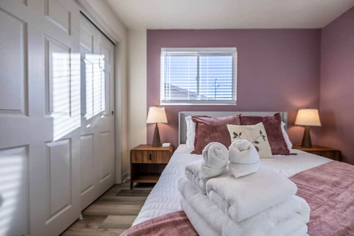 หาความสงบในห้องสวีทที่มีเสน่ห์นี้ ที่แสงสลัวและสีอ่อนโอบล้อมเตียงควีนไซส์สบายๆ ชวนให้คุณผ่อนคลายและเติมพลัง