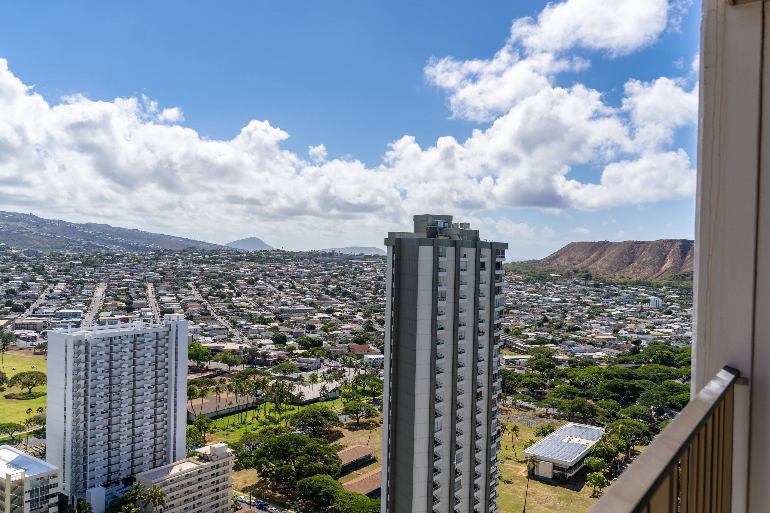 Condo in Honolulu · ★4.46 · 1 bedroom · 2 beds · 1 shared bath - Image 25