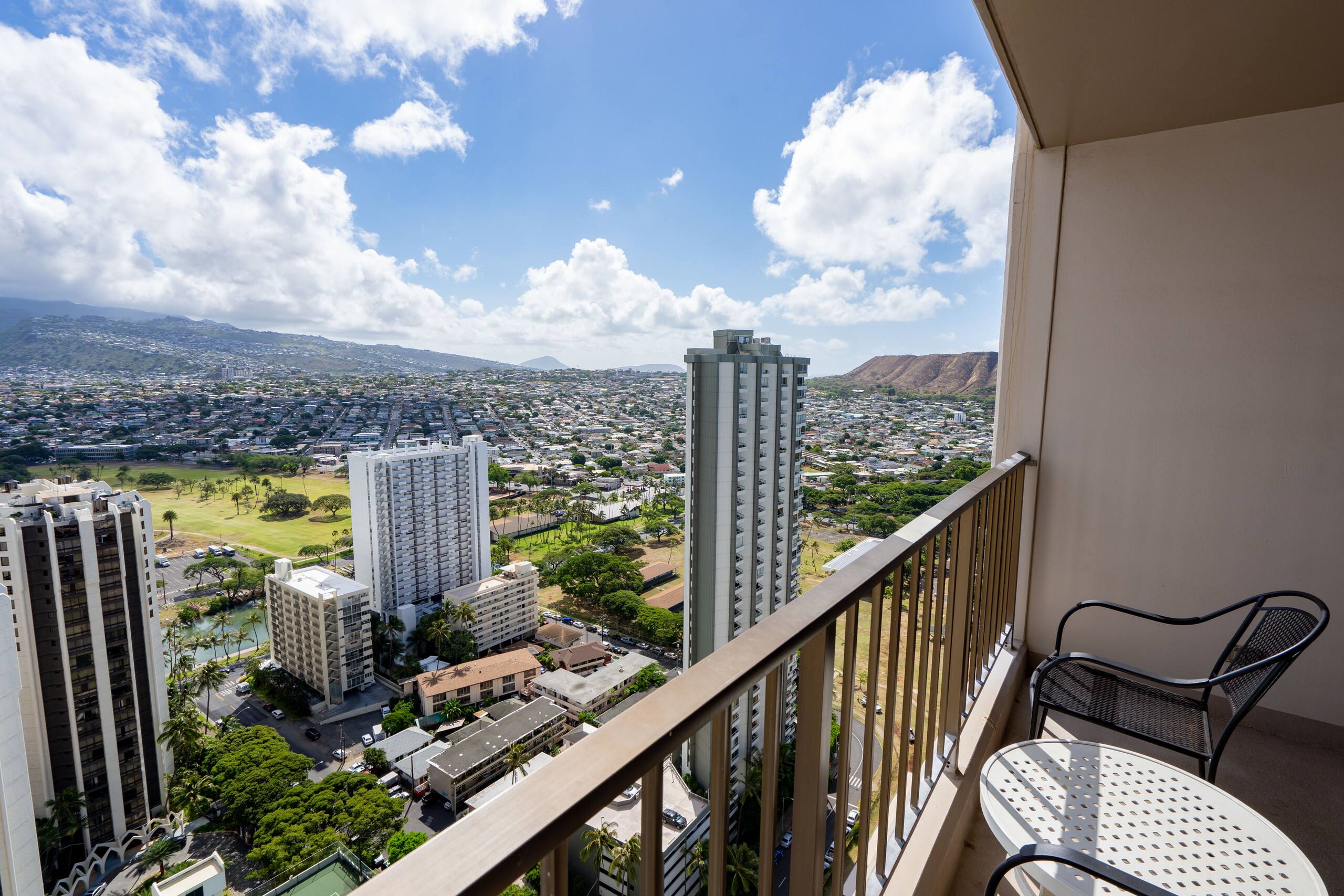Condo in Honolulu · ★4.46 · 1 bedroom · 2 beds · 1 shared bath - Image 18