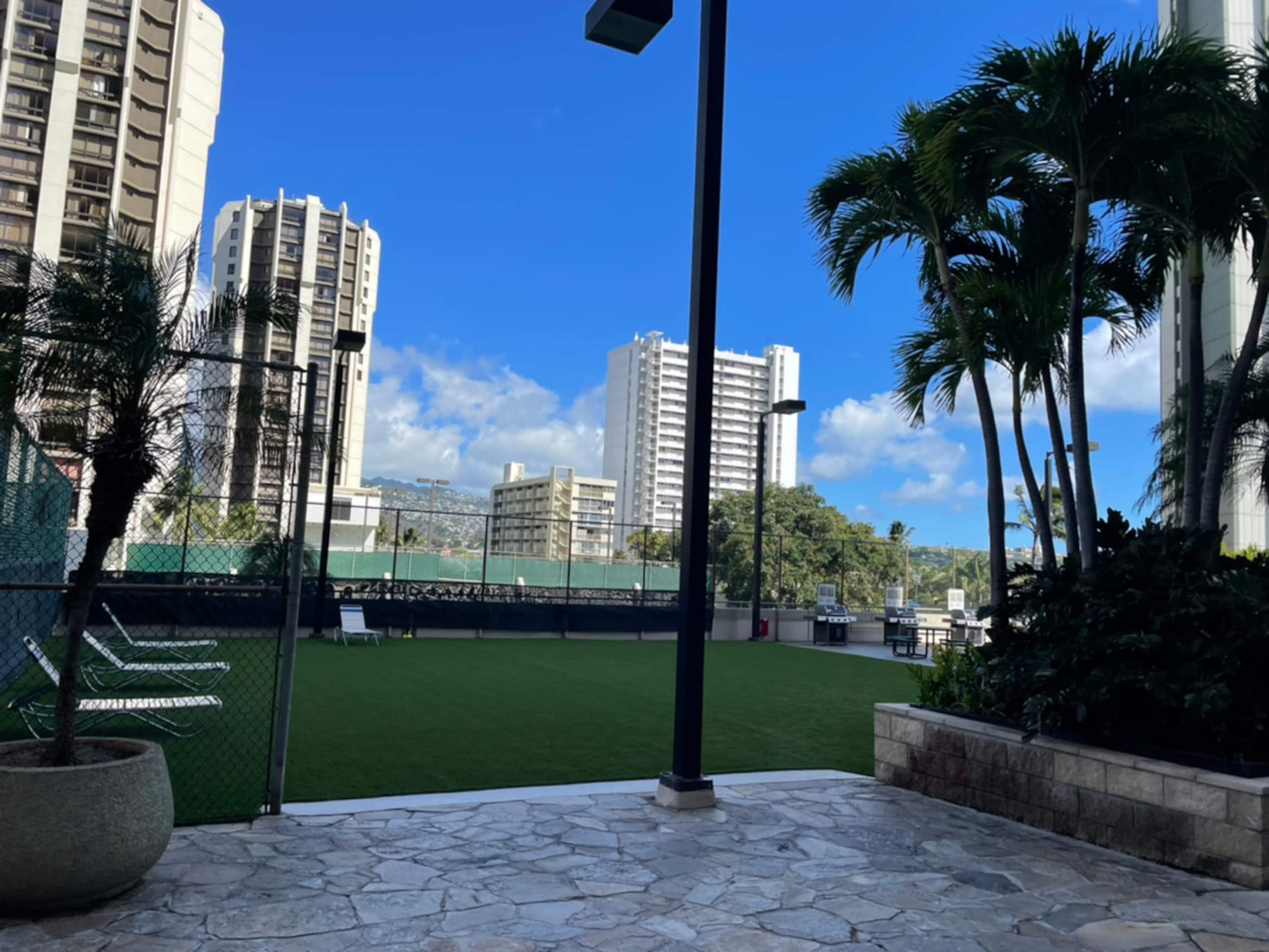 Condo in Honolulu · ★4.46 · 1 bedroom · 2 beds · 1 shared bath - Image 2