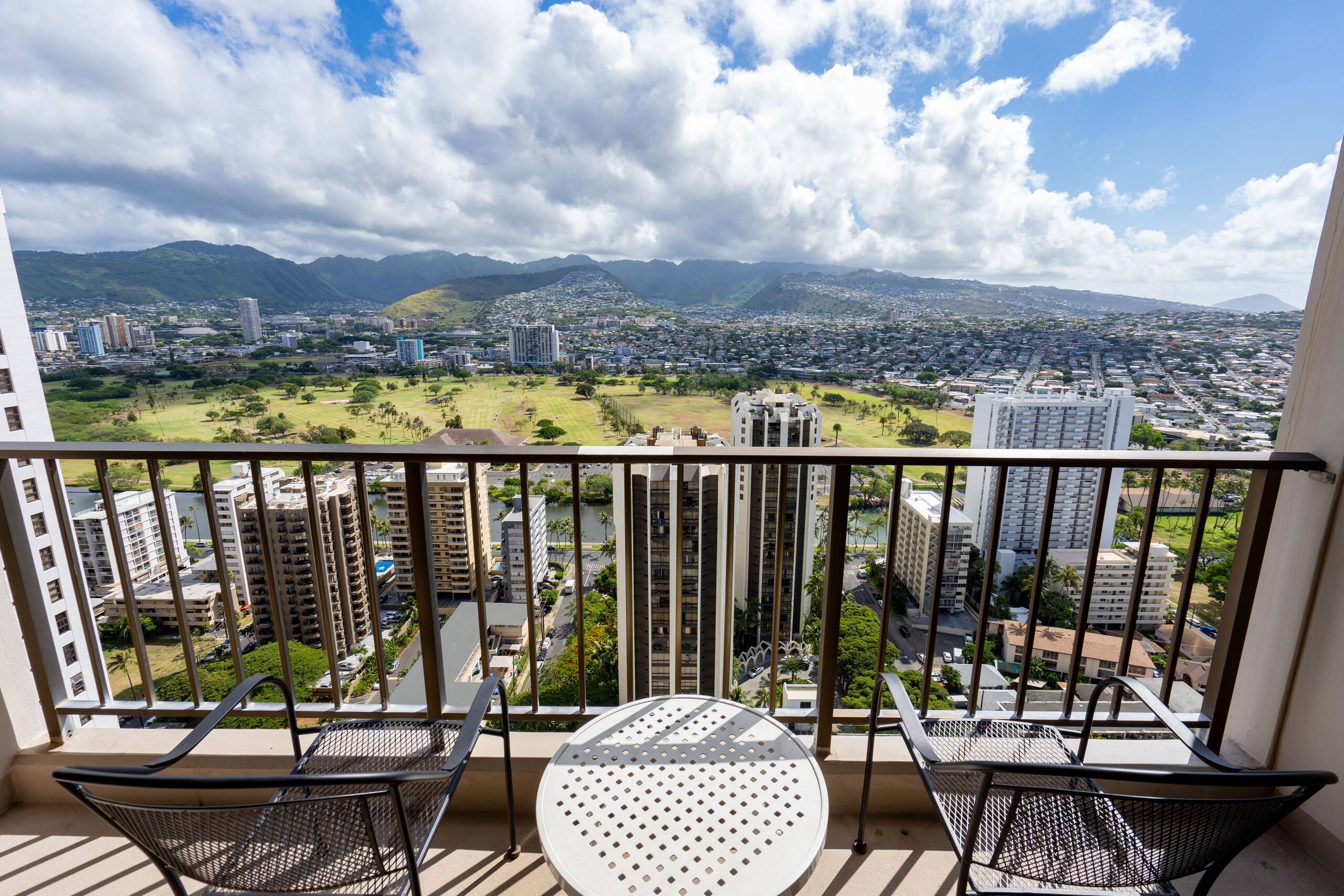 Condo in Honolulu · ★4.46 · 1 bedroom · 2 beds · 1 shared bath - Image 13