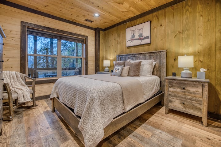 Niveau inférieur – chambre avec grand lit