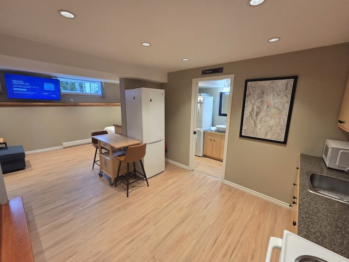New Midtown Rossland Studio Apartment - Rossland