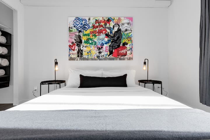 Спална соба бр. 2: има 1 брачен кревет (широк 150-179 см) со луксузен душек од мемори пена.