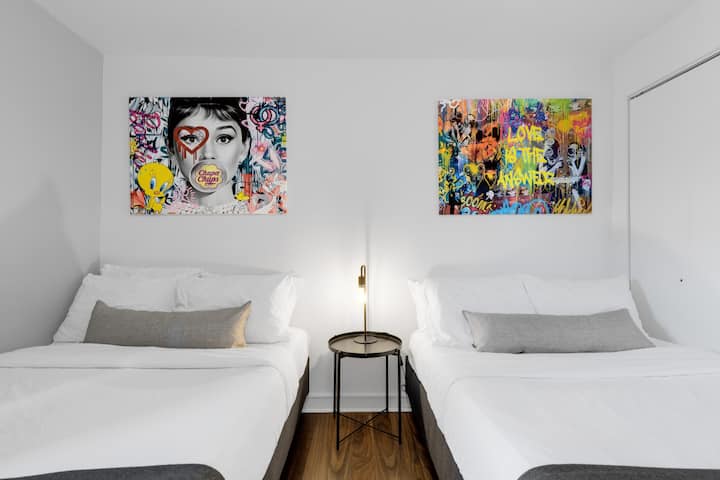 Спална соба бр. 1: има 2 брачни кревета и 1 футон кревет, сите со луксузни душеци од мемори пена.