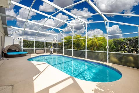 Successful Airbnb property: 4BR family villa w/ pool & balcony in Haines City