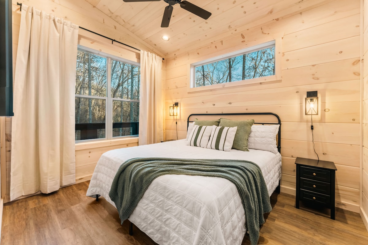 Dhomë gjumi e rehatshme me krevat dopio "king", banjë brenda dhe televizor inteligjent 