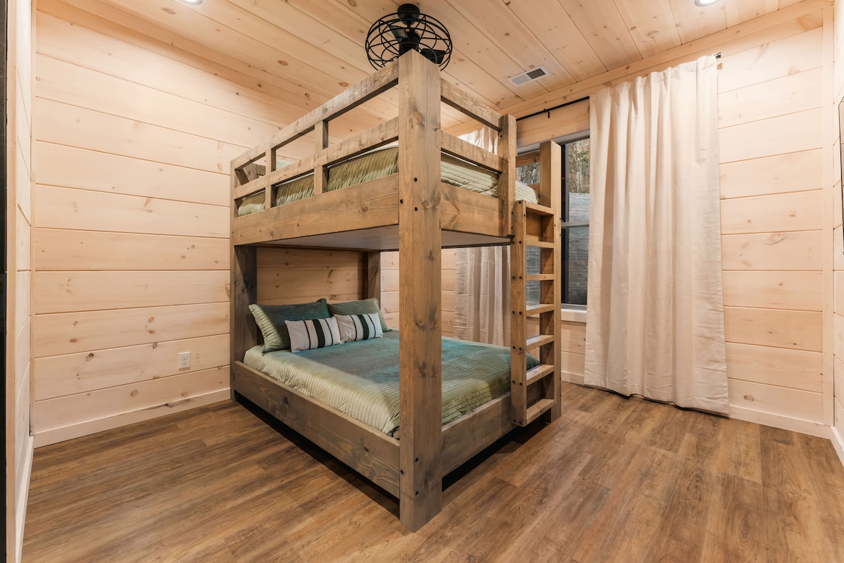 Dhomë me krevat dopio "queen" me banjë private dhe televizor inteligjent 