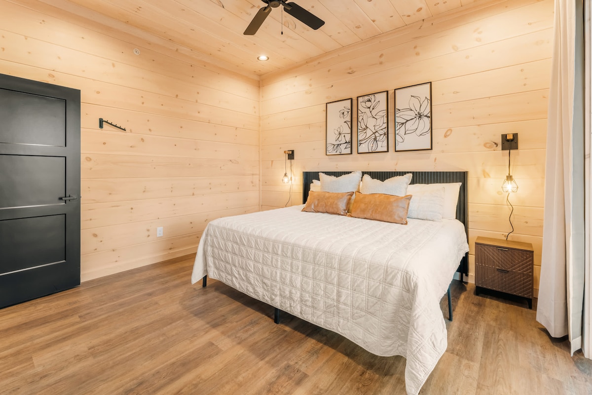 Dhoma e gjumit me krevat dopio "king" në katin kryesor ka banjë private, televizor inteligjent dhe derë me rrëshqitje për në ballkon 