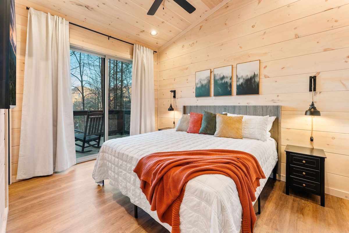 Kjo dhomë gjumi e rehatshme me krevat dopio "king" ka një televizor inteligjent, banjë private dhe derë me rrëshqitje për në ballkon 