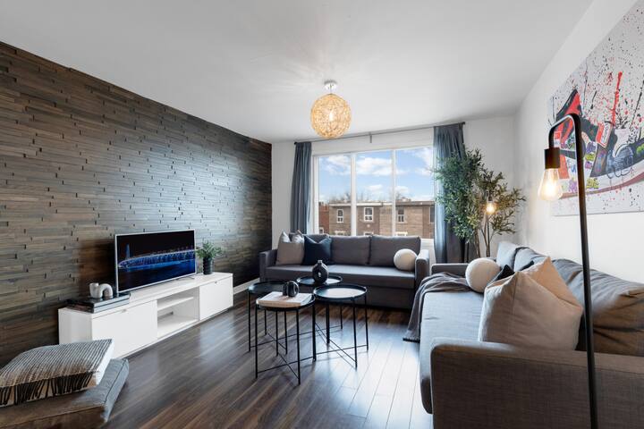 LiV MTL Soho-3 | Spacious 2BR Suite + Rooftop MTL gallery image 2