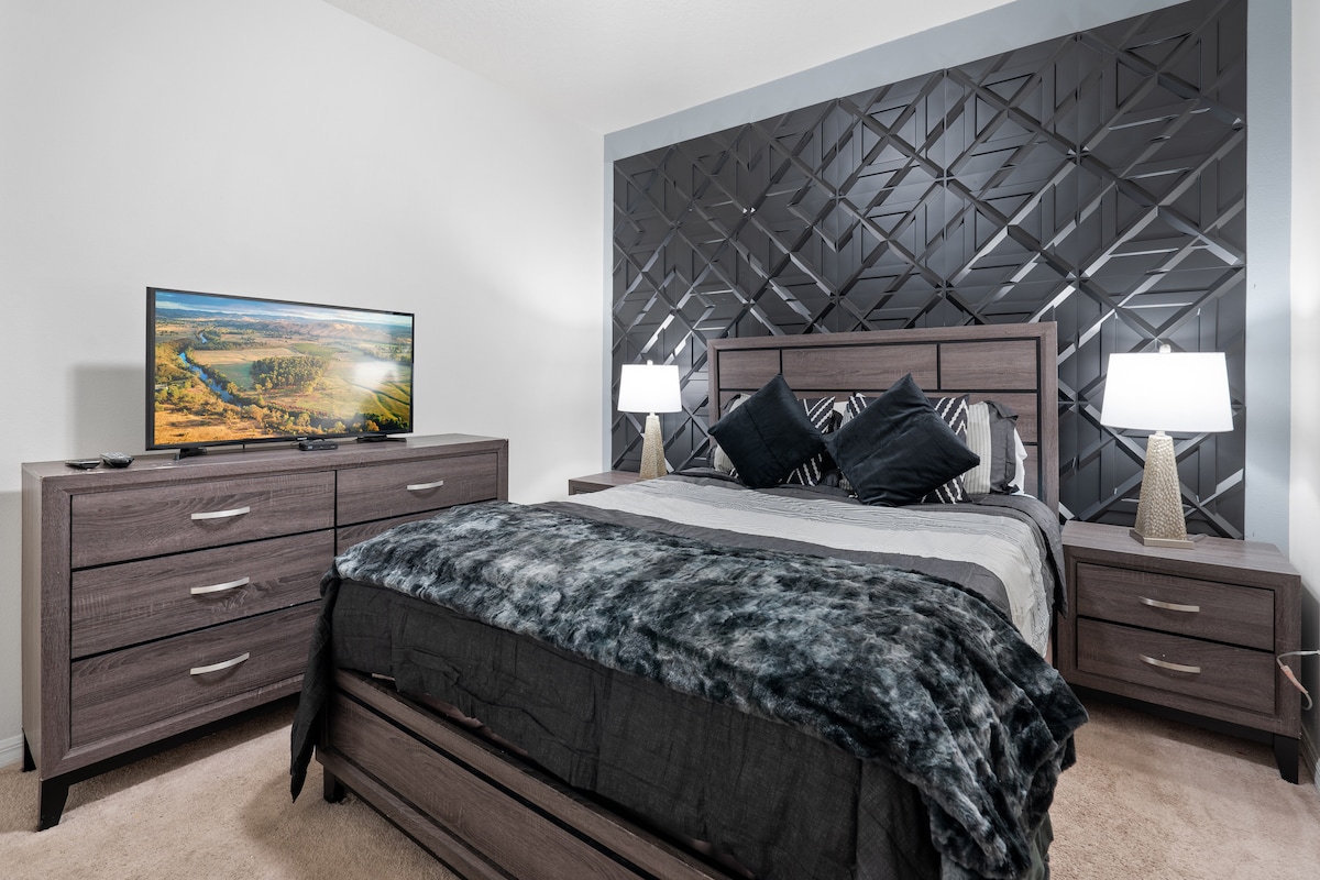 Spavaća soba 4 – bračni krevet s udobnom visokokvalitetnom posteljinom, ormar, dvije bežične stanice za punjenje i 43-inčni pametni TV