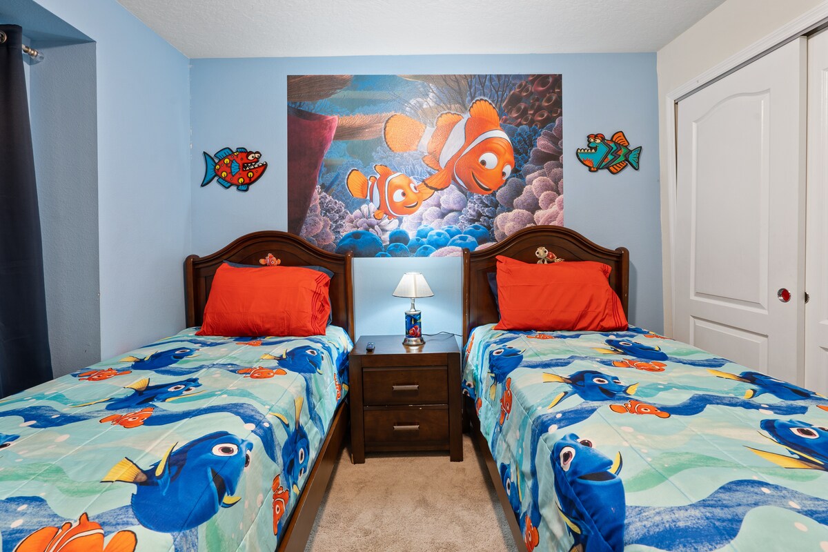 Prostrana spavaća soba s jednostrukim krevetima. Savršen prostor za opuštanje nakon cjelodnevnog boravka u parkovima za mališane ili odrasle osobe.
