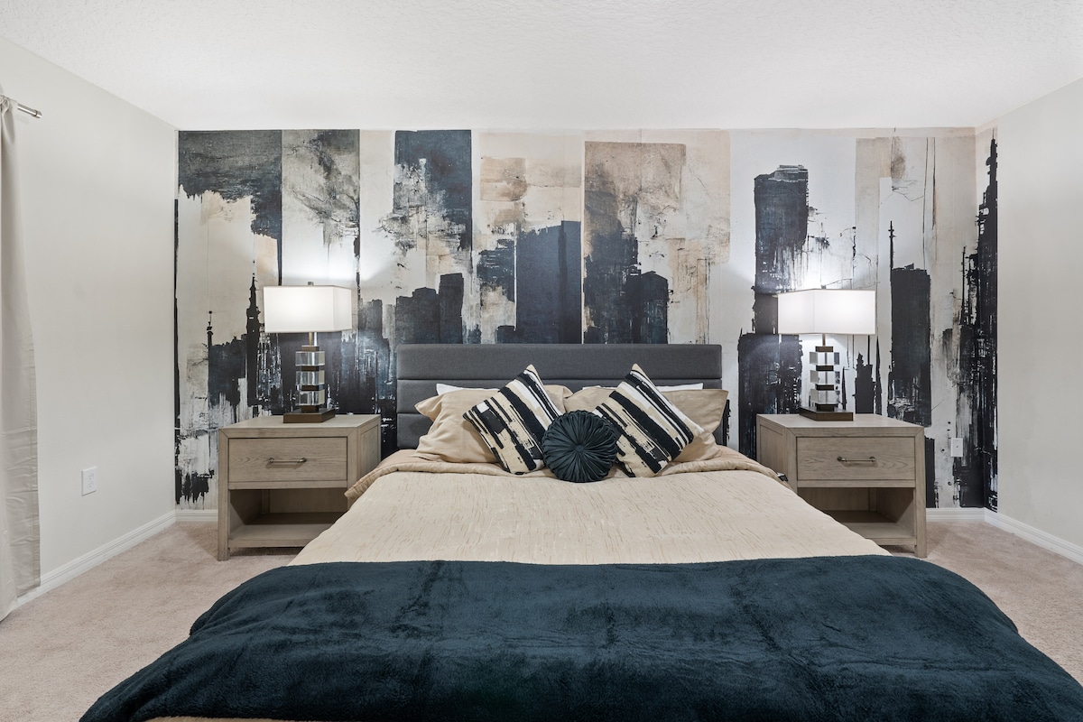 Ova glavna spavaća soba ima bračni krevet, luksuzni madrac, noćne svjetiljke, stropni ventilator i pogled izvana.