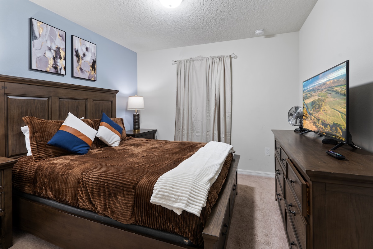 Spavaća soba 3 - Zakoračite u ovu spavaću sobu i uživajte u predivnom noćnom odmoru na ovom luksuznom hibridnom madracu s noćnim lampama i pomoćnim stolićima. Možete uživati u gledanju najnovije knjige ili pregledavanju društvenih mreža!