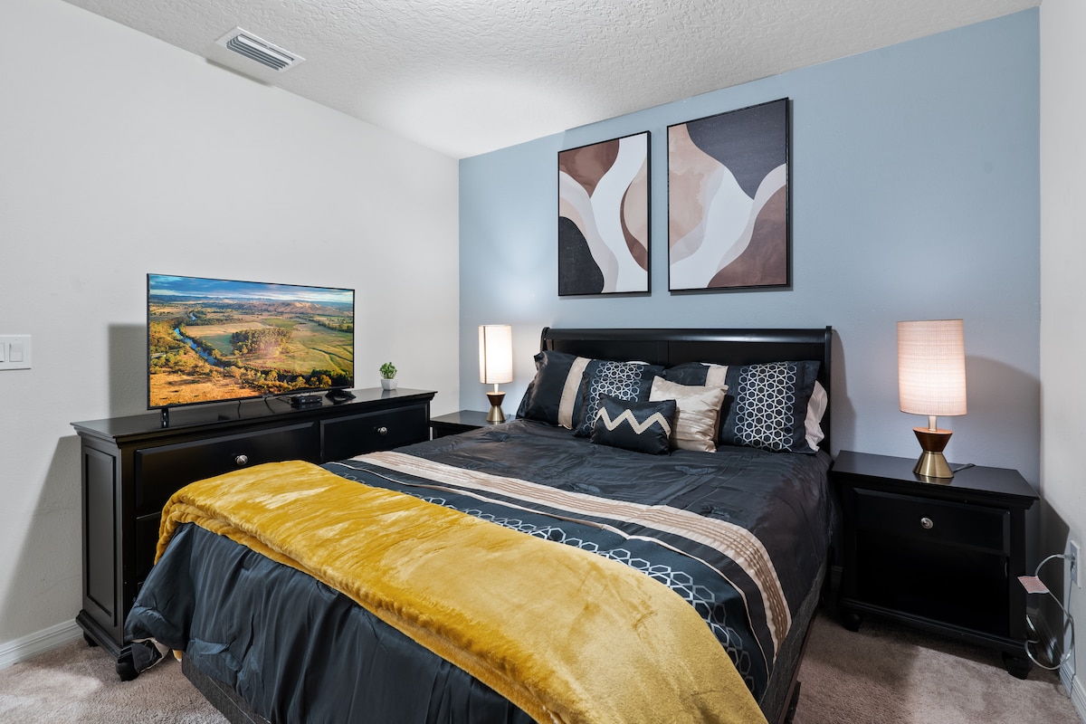 Ova glavna spavaća soba ima bračni krevet, luksuzni madrac, noćne svjetiljke, stropni ventilator i pogled izvana.