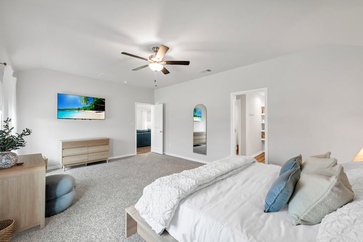Rilassati nell'accogliente camera da letto principale, dotata di un comodo letto, ampio spazio di archiviazione e un'atmosfera luminosa e rilassante perfetta per rilassarsi.
