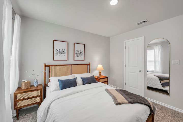 Questa incantevole camera da letto è dotata di comodi letti e delicati dettagli decorativi che contribuiscono a creare un luogo rilassante per riposare.
