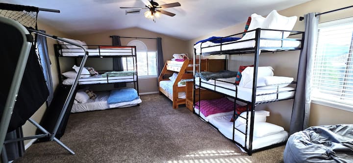 Izba s posuvnou posteľou a basketbalovou arkádou