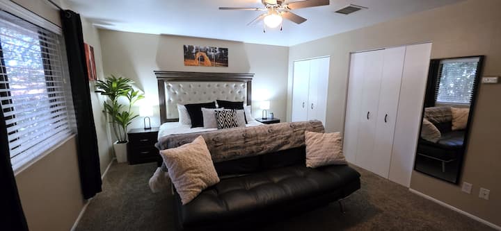 Hlavná spálňa s veľkou manželskou posteľou a rozkladacou pohovkou