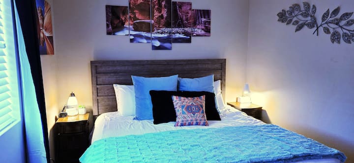 Spálňa 3 s luxusnou posteľnou bielizňou, matracmi veľkosti King a prikrývkami