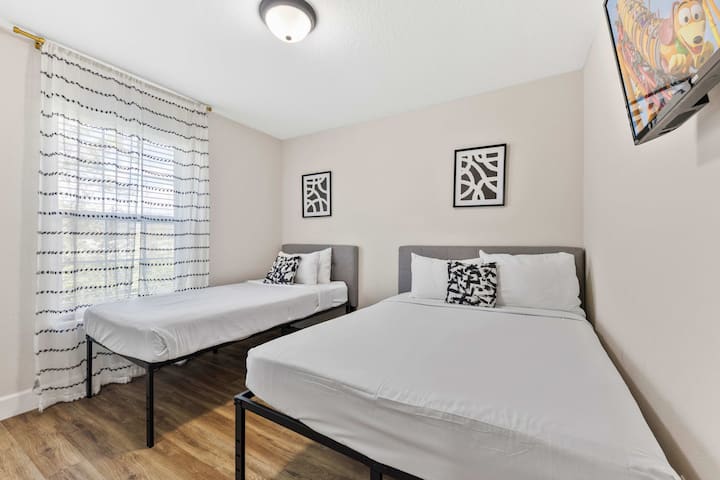 ნომერში არის ერთი ორადგილიანი საწოლი, ერთი დიდი საწოლი და სმარტ‑ტელევიზორი.