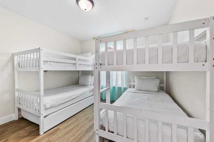 საძინებელი ორი ერთადგილიანი ორსართულიანი საწოლითა და სმარტ‑ტელევიზორით, იდეალურია ბავშვებისთვის ან ჯგუფებისთვის, რომლებსაც რამდენიმე საწოლი სჭირდებათ.