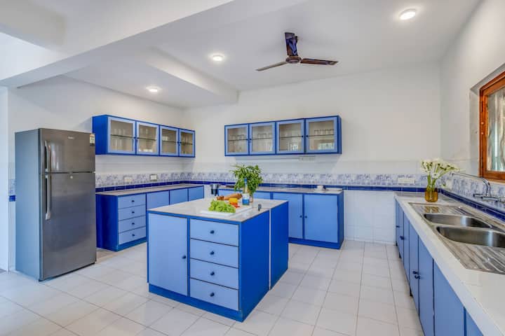 Full kitchen image 1