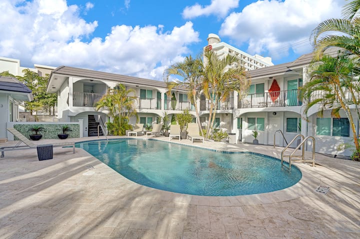 Cozy Apartment W/steps To Beach & Heated Pool - Deerfield Beach, FL