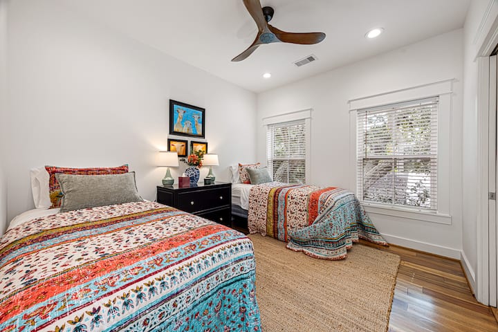 Dve samostatné postele v priestrannej izbe