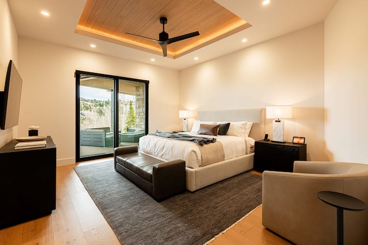 Dormitor 6 (etajul 2)- pat matrimonial „King”, Smart TV și baie privată