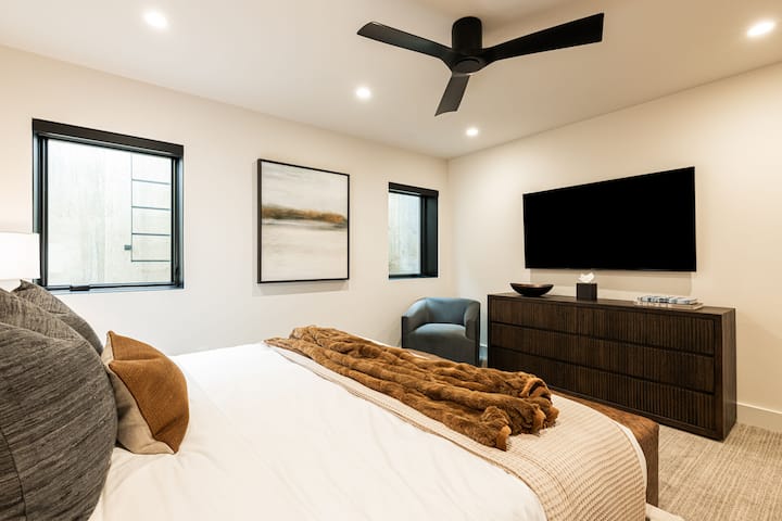 Dormitorul 3 (etajul 1) - pat matrimonial „King”