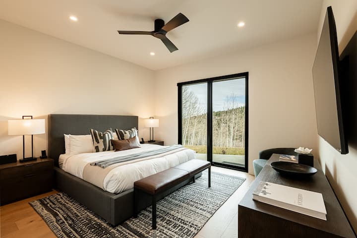 Dormitor 5 (etajul 2) - pat matrimonial, Smart TV, acces la terasă