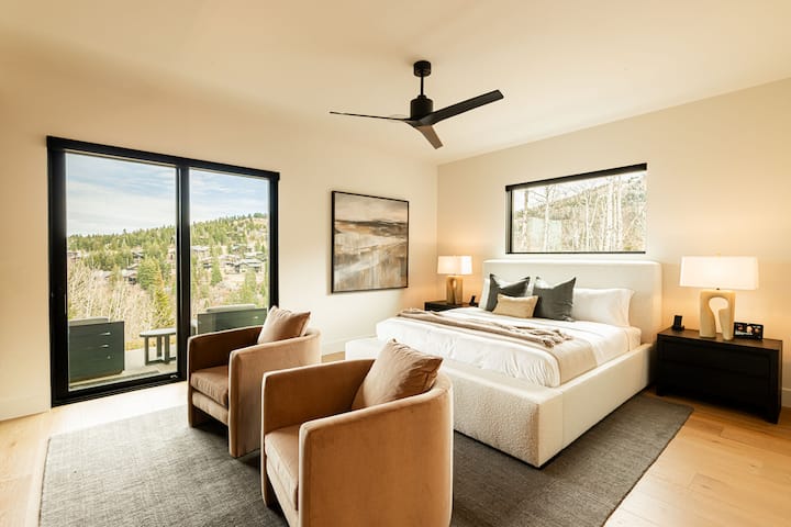 Dormitor 4 (etajul 2) - pat matrimonial „King”, Smart TV, acces la terasă