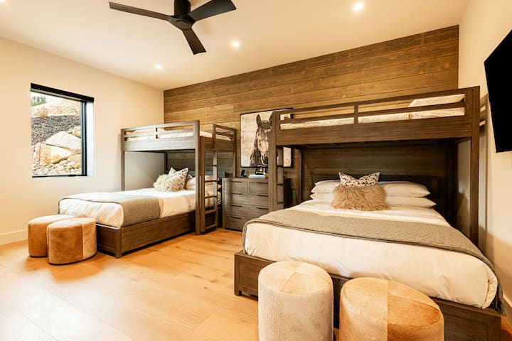 Dormitor 7 (etajul 2) - două paturi de o persoană peste chifle queen și Smart TV