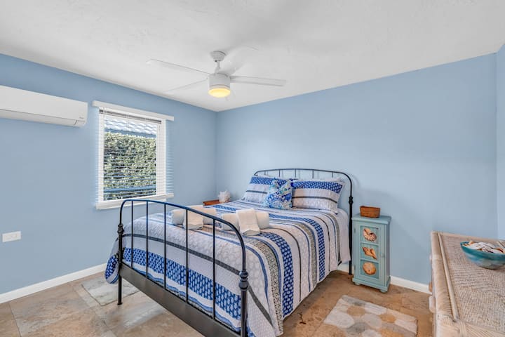 დიდი ოთახი მშვიდი გარემოთი და ბუნებრივი სინათლით, Key Colony Beach, Florida Keys — ფუფუნების კლასის დასასვენებელი საცხოვრებელი.