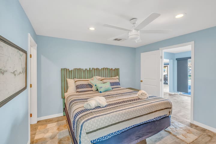 საძინებელი ოთახი კომფორტული თეთრეულით და კუნძულის დამამშვიდებელი ატმოსფეროთი Key Colony Beach‑ში (ფლორიდა).