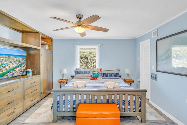 ფართო მთავარი ლუქსი საწოლით King‑size, Smart TV‑ითა და ტროპიკული დეკორით კი‑კოლონი‑ბიჩში (ფლორიდა‑კიზი).