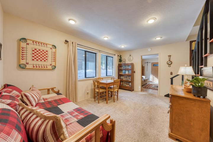 מיטת יום זוגית במפלס התחתון.