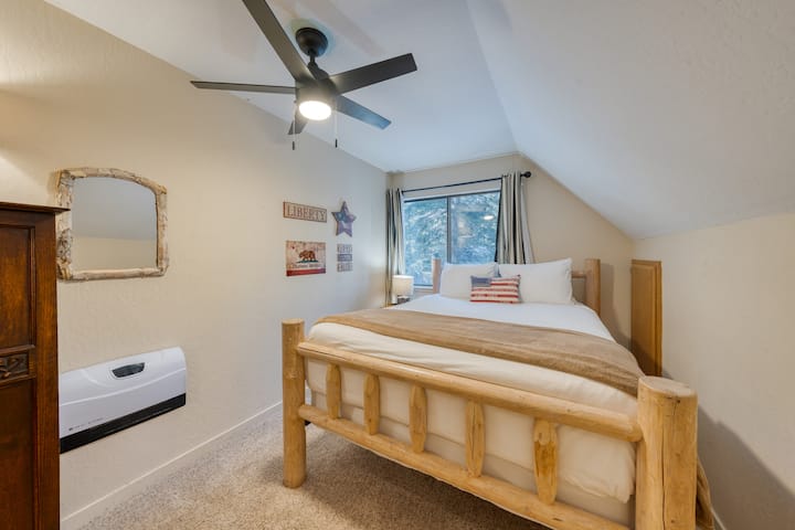 בחדר שינה 2 יש מיטת קווין סייז.