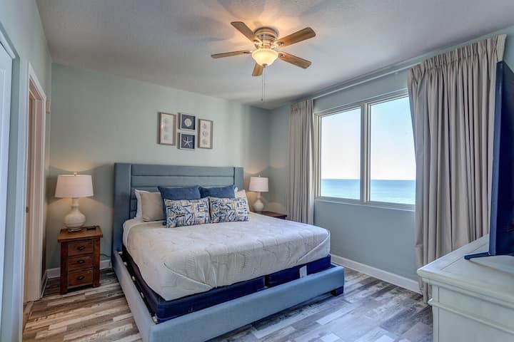Druhá spálňa s manželskou posteľou King, vlastnou kúpeľňou a výhľadom na oceán