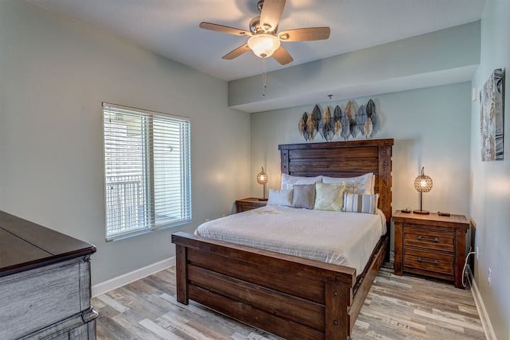 Spálňa s manželskou posteľou a vlastnou kúpeľňou