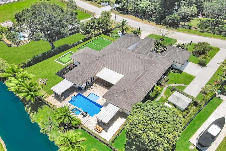 Villa w/pool, mini-golf & firepits