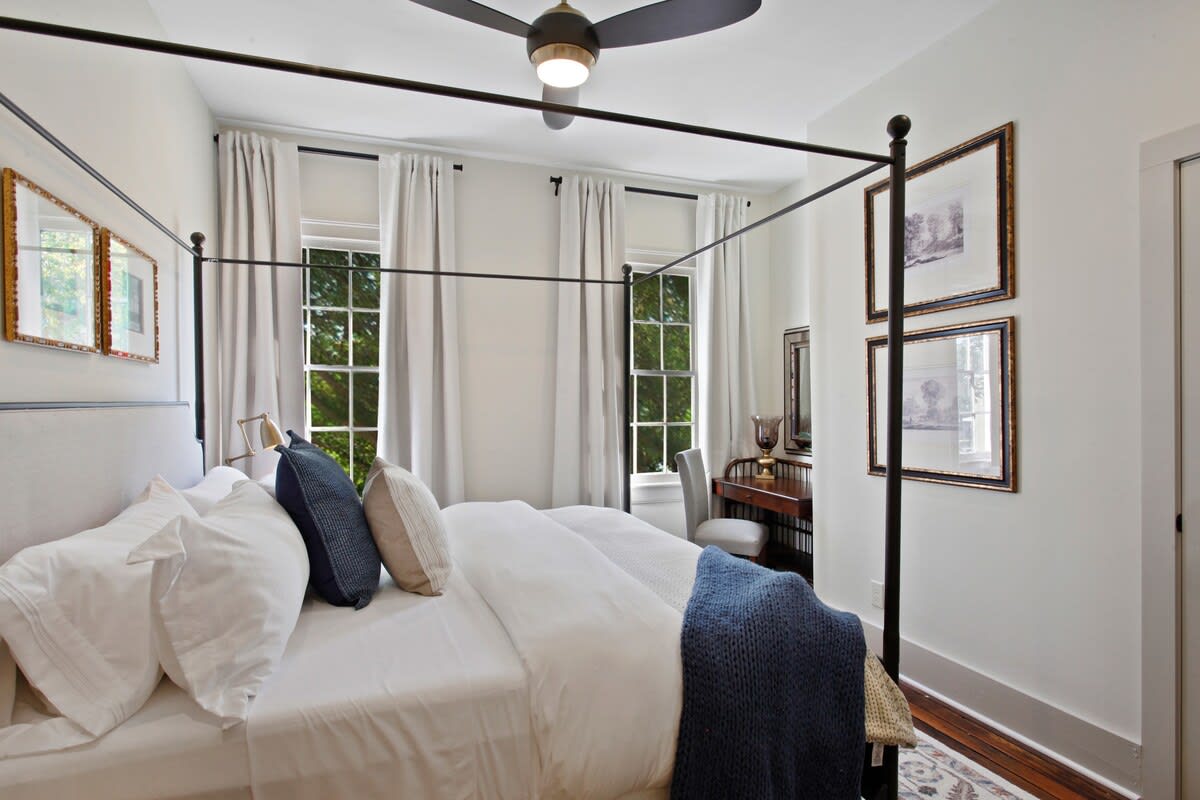 Втори етаж | Голяма спалня | Със собствена баня | Втори етаж | 1 суперголямо двойно легло