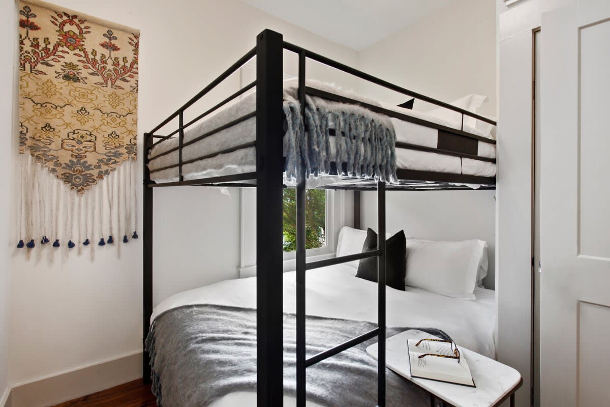 Втори етаж | Двойно легло над двойно легло на етажи 